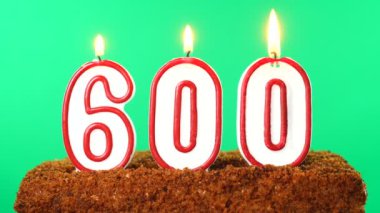 600 numaralı yanan mumlu kek. Krom anahtar. Yeşil Ekran. İzole edilmiş