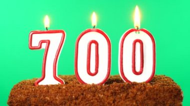700 numaralı mumla birlikte kek. Krom anahtar. Yeşil Ekran. İzole edilmiş