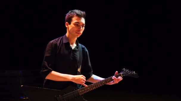 Jongeman speelt op elektrische gitaar op het podium. Cool Kaukasische gitarist — Stockvideo