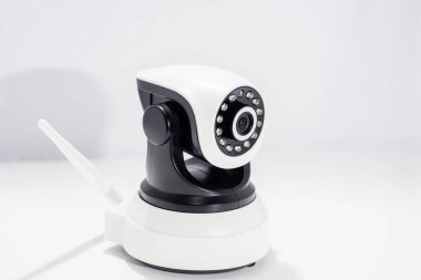 Casus video fotoğraf makinesi beyaz arka plan üzerinde izole. Soyut gözetim fikir yoluyla örümcek ağı fotoğraf makinesi.