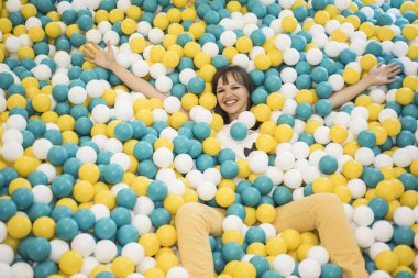 Çocuk odası genç kadın. Çocukluk anıları. Soyut fotoğraf.