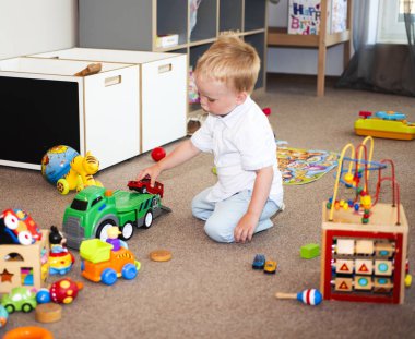 Çocuk odası içindeki küçük çocuk. Çocukluk soyut fotoğraf.