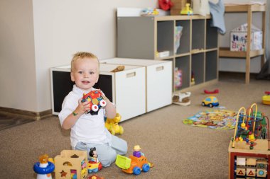 Çocuk odası içindeki küçük çocuk. Çocukluk soyut fotoğraf.