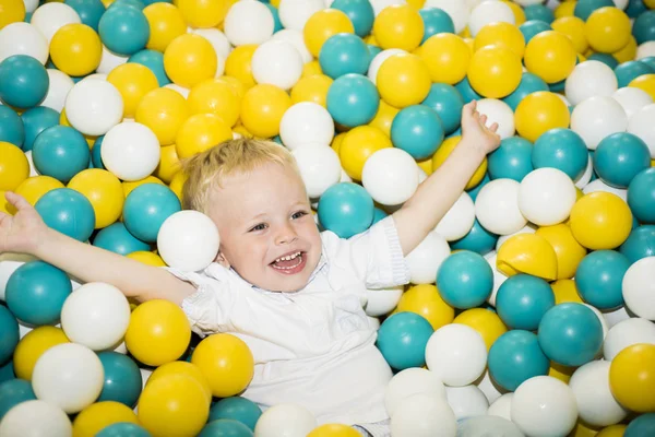 Çocuk odası içindeki küçük çocuk. Çocukluk anıları. Soyut fotoğraf.