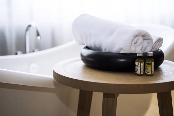 Beyaz havlu ve masaj banyo yağı banyo tablo. Soyut Spa fotoğraf.