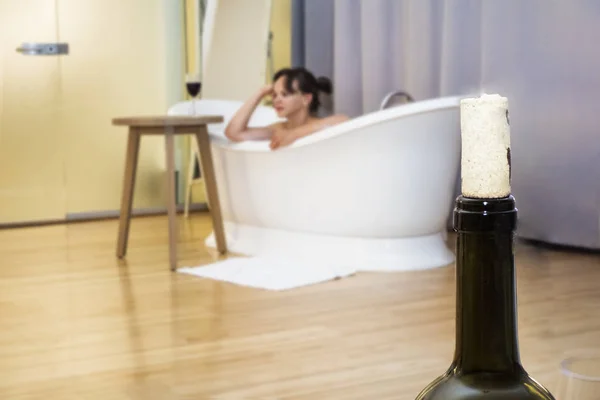 Junge Frau Bad Mit Einem Glas Wein Abstraktes Unschärfefoto — Stockfoto