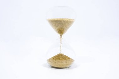 Zaman soyutlama. Beyaz arka plan üzerinde izole kum saati