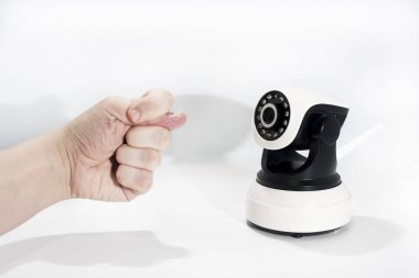 Casus video fotoğraf makinesi beyaz arka plan üzerinde izole. Soyut gözetim fikir yoluyla örümcek ağı fotoğraf makinesi.