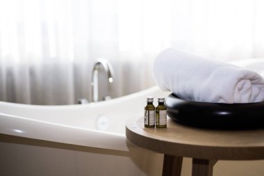 Beyaz havlu ve masaj banyo yağı banyo tablo. Soyut Spa fotoğraf.