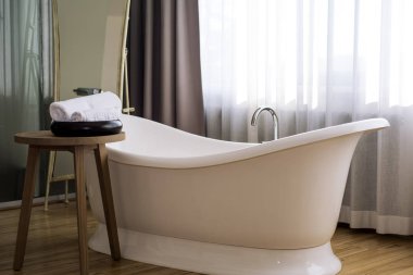 Beyaz havlu ve masaj banyo yağı banyo tablo. Soyut Spa fotoğraf.