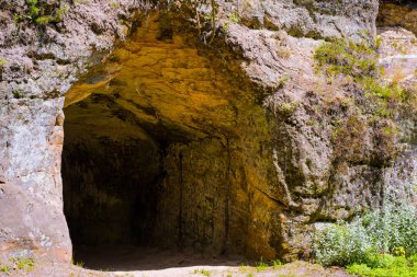 Küçük dağ mağarada. Karanlık girin. Soyut doğa fotoğraf.