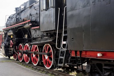 Eski büyük tarihsel tren. Metal lokomotif İnşaat.