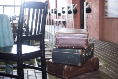 Eski çanta istasyonunda. Retro canlı soyut fotoğraf.