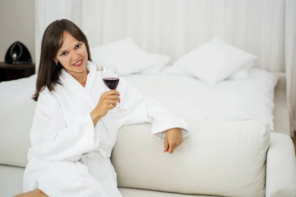 Junge Lächelnde Frau Auf Weißem Sofa Hotelzimmer — Stockfoto