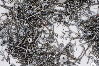 SMM, vida, somun ve ruh beyaz zemin üzerinde bir sürü. Soyut fotoğraf.