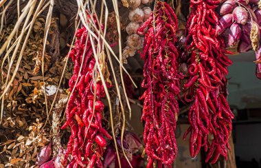 Baharat piyasada. Güneşli yaz gün.