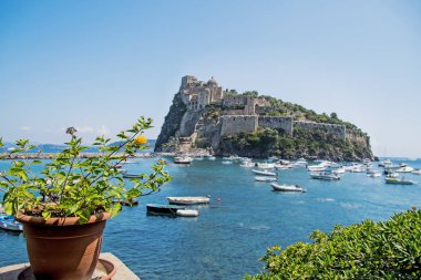 Ischia Adası yakınlarında antik kale. Ne zaman Campania'da seyahat turizm hedef. İtalya.