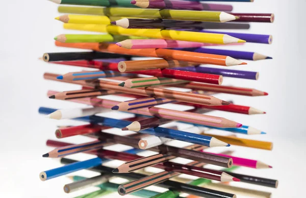 彩色的铅笔在桌子上 白色背景上孤立 — 图库照片