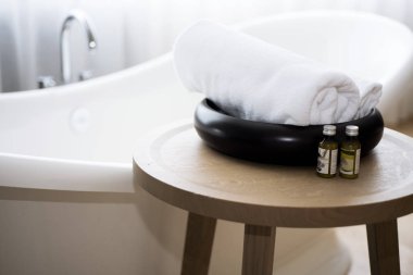 Beyaz havlu ve masaj banyo yağı banyo tablo. Soyut Spa fotoğraf.