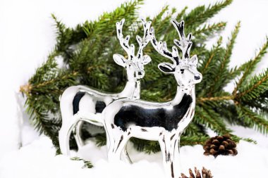 Kar külahları. Bazı Noel bileşenleri ile küçük dekoratif koniler makro fotoğraf.