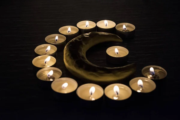 伊斯兰教的象征 黑色背景上的蜡烛灯 抽象隔离照片 — 图库照片