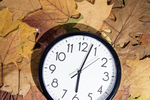 夏時間の期間 冬時間になる壁掛け時計です 秋の抽象化です 秋の時間を戻す — ストック写真