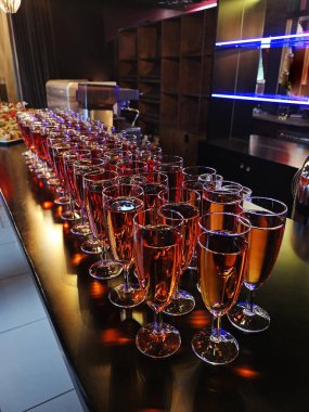 Bir satır ile asma çubuğu'nda bardak.