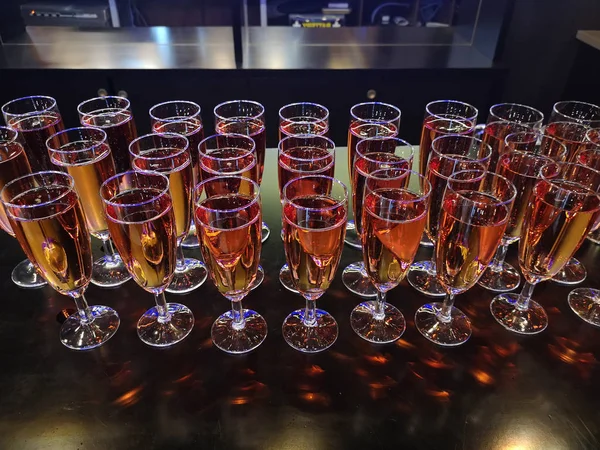 Une Rangée Avec Des Verres Vigne Sur Bar — Photo