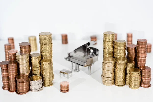 Müzik soyut fotoğraf. Küçük metal piyano notlar kitap ile. Piyano caz müziği.