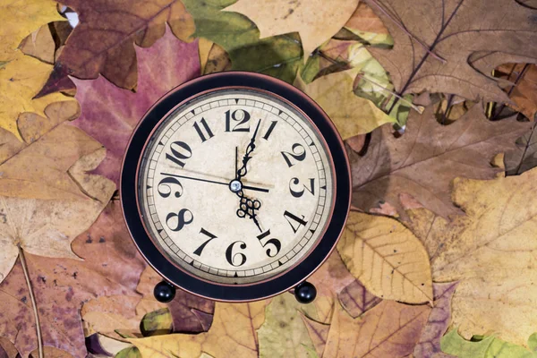 夏時間の期間 冬時間になる壁掛け時計です 秋の抽象化です 秋の時間を戻す — ストック写真