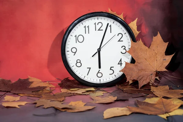 Hora Verão Relógio Parede Indo Para Hora Inverno Abstrato Outono — Fotografia de Stock