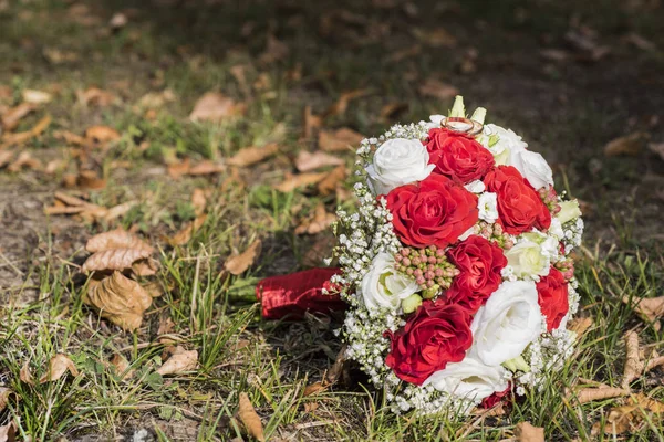 Bouquet Fleurs Sur Herbe Verte Automne Avec Deux Anneaux Dessus — Photo