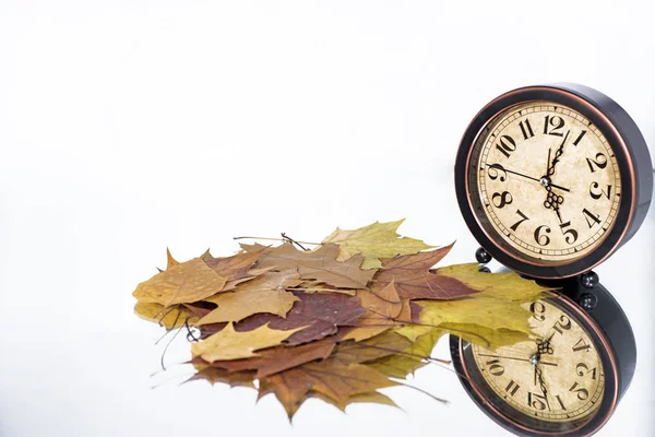 Horario Verano Reloj Pared Hora Invierno Abstracción Otoñal Retroceder Tiempo —  Fotos de Stock