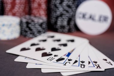 Kumarhane soyut fotoğrafı. Kırmızı arka planda poker oyunu. Kumar teması.