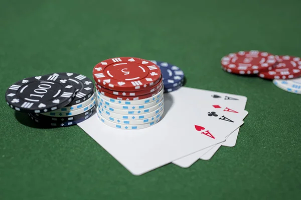 Abstraktní Fotka Kasina Poker Hra Červeném Pozadí Téma Hazardních Her — Stock fotografie