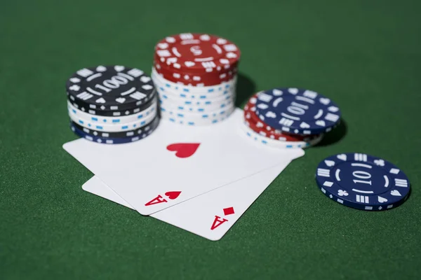 Abstraktní Fotka Kasina Poker Hra Červeném Pozadí Téma Hazardních Her — Stock fotografie