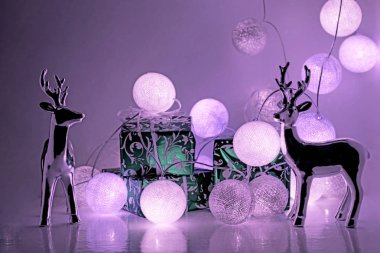 Noel süsleri. Bazı Dekor elemanları ile yuvarlak elektrik Noel ışıkları. Yatay başlık.