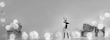 Noel süsleri. Bazı Dekor elemanları ile yuvarlak elektrik Noel ışıkları. Yatay başlık.