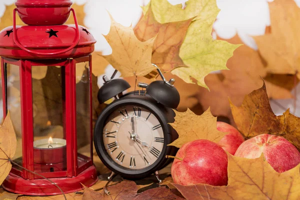 Lampada Lanterna Rossa Con Candela Mele Sfondo Rosso — Foto Stock