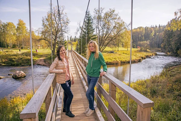 Twee Meisjes Brug Achtergrond Van Herfst Landschap — Stockfoto