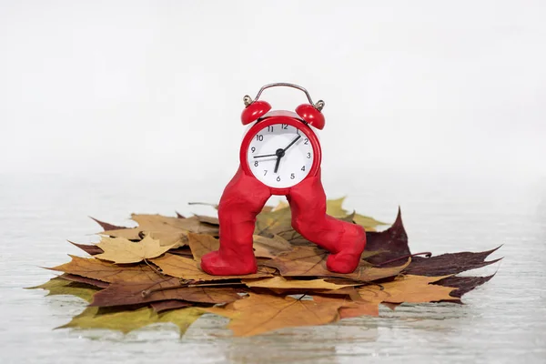 Sommerzeit Wanduhr Auf Winterzeit Herbstabstraktion Zeit Zurückfallen — Stockfoto