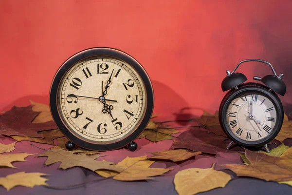 Sommerzeit Wanduhr Auf Winterzeit Herbstabstraktion Zeit Zurückfallen — Stockfoto