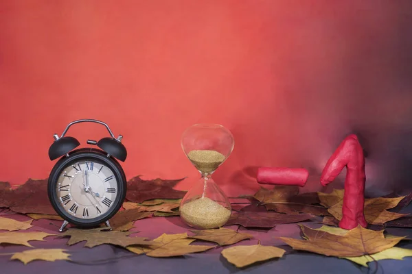 Sommerzeit Wanduhr Auf Winterzeit Herbstabstraktion Zeit Zurückfallen — Stockfoto