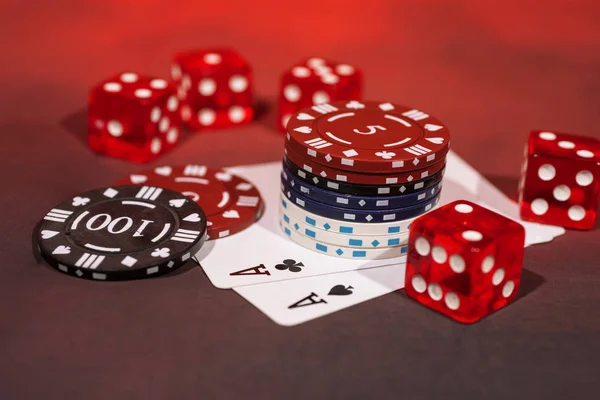 Kumarhane Soyut Fotoğrafı Kırmızı Arka Planda Poker Oyunu Kumar Teması — Stok fotoğraf