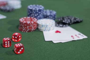 Kumarhane soyut fotoğrafı. Kırmızı arka planda poker oyunu. Kumar teması.