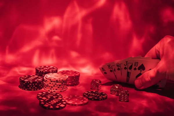 Kumarhane Soyut Fotoğrafı Kırmızı Arka Planda Poker Oyunu Kumar Teması — Stok fotoğraf