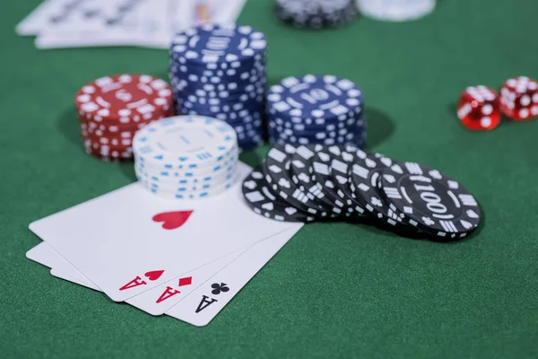 Abstraktní Fotka Kasina Poker Hra Červeném Pozadí Téma Hazardních Her — Stock fotografie