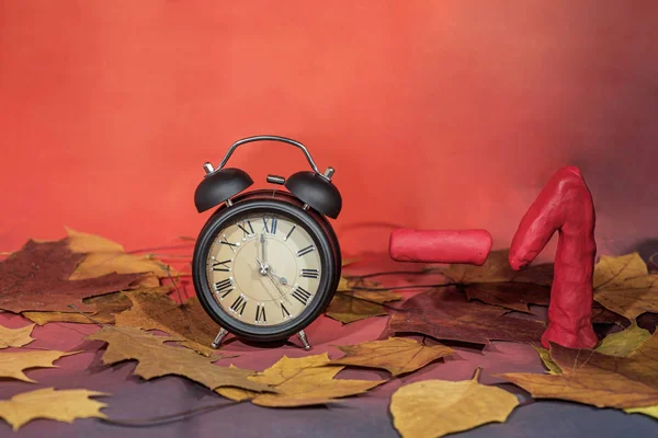 Sommerzeit Wanduhr Auf Winterzeit Herbstabstraktion Zeit Zurückfallen — Stockfoto