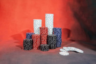 Kumarhane soyut fotoğrafı. Kırmızı arka planda poker oyunu. Kumar teması.