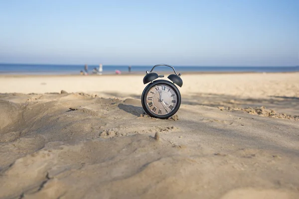 Reloj Despertador Negro Vintage Hojas Otoño Cambio Hora Foto Abstracta —  Fotos de Stock